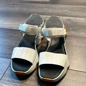NEW SOREL WHITE LEATHER 7.5 KINETIC IMPACT Y-STRAP HIGH WOMEN’s WEDGE SANDAL!!!